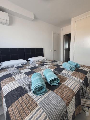 カサーレスにあるCasa Alinaのベッドルーム1室(青いタオル付きのベッド2台付)