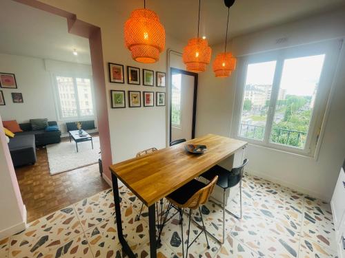 - un salon avec une table et deux lampes dans l'établissement Hysope YourHostHelper, à Caen