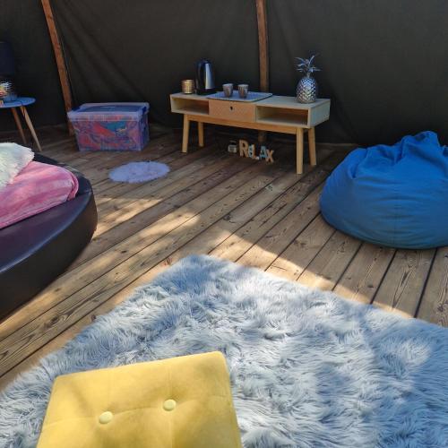 une chambre avec un lit, un bonnet et une table dans l'établissement bulle de bonheur a 500 m pas de la plage, à Cancale