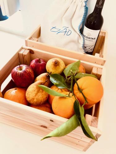 a wooden crate of fruits and vegetables in a refrigerator at Casas das Piçarras - Alentejo in Piçarra