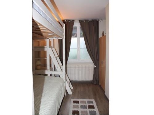 Ce lit superposé se trouve dans un dortoir doté d'une fenêtre. dans l'établissement Disneyland Paris, 62 m2 Apartment, à Coupvray