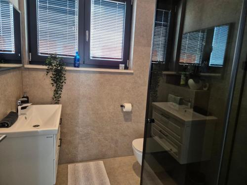 Ένα μπάνιο στο Dinary Penthouse apartment