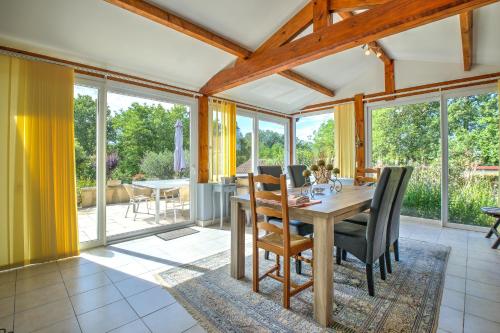une salle à manger avec une table et des chaises en bois dans l'établissement Gite proche Sarlat, à Carsac-Aillac