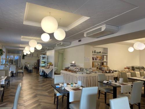 Un restaurante o sitio para comer en Olimpia Hotel & Aparthotel