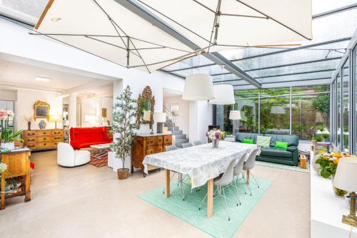 une salle à manger et un salon avec une table et des chaises dans l'établissement GuestReady - Charming haven with a private garden, à Nogent-sur-Marne