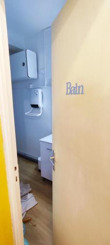 a bathroom with a door with the word pain written on it at Cosy-2 pers-Coeur de ville-Proche Bd Pyrénées in Pau