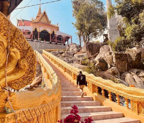 a person walking up a set of stairs in a temple at Hương Tràm Homestay in Hồ Ðá
