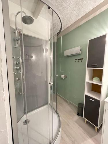 une salle de bain avec une douche avec une porte vitrée dans l'établissement Maison chaleureuse avec piscine, à Mérindol