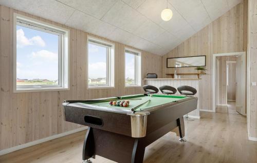 Τραπέζι μπιλιάρδου στο Lovely Home In Løkken With Sauna