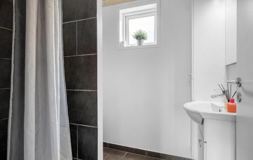 Ένα μπάνιο στο Lovely Home In Løkken With Sauna