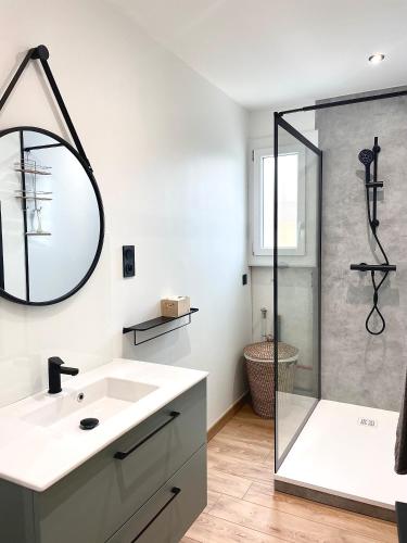une salle de bain avec un lavabo et une douche dans l'établissement Joli T2 dans une petite résidence calme, à Fréjus