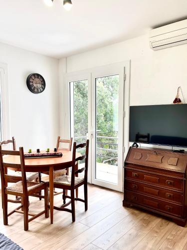 une salle à manger avec une table et des chaises dans l'établissement Joli T2 dans une petite résidence calme, à Fréjus
