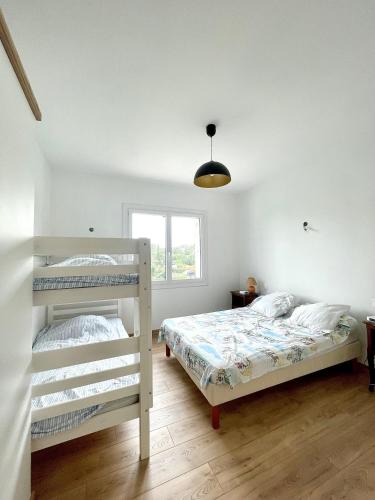 une chambre avec deux lits superposés et une fenêtre dans l'établissement Joli T2 dans une petite résidence calme, à Fréjus