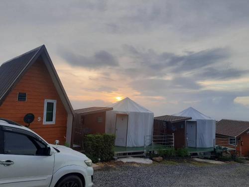 a row of houses with a car parked in front at Ing Ai Mhok Phu Thap Buek in Ban Tha Kok Hai