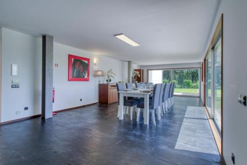 a dining room with a table and chairs at Quinta Do Pomar Pomar Farm in Linhares