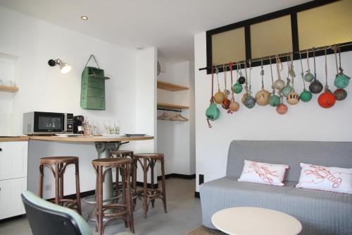 un salon avec un canapé et une table dans l'établissement Maison Lucie, emplacement central, le tout à pied, à Saint-Gilles-Croix-de-Vie