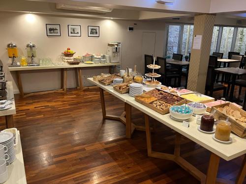 Una mesa con muchos tipos diferentes de comida sobre ella. en Kenton Palace Buenos Aires, en Buenos Aires