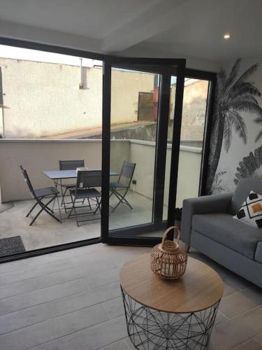 un salon avec un canapé et une table dans l'établissement Rez de jardin Gambetta, à Roanne