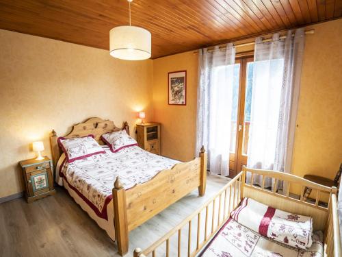 une chambre avec un lit et une grande fenêtre dans l'établissement Appartement Châtel 95m², 3 Chambres, 2 Salles de bains, 8 Pers., Balcon/Terrasse, Parking, WIFI - FR-1-676-177, à Châtel