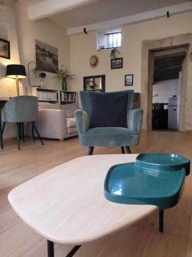 a living room with a table and a chair at Boutique Hôtel Entraigues in Uzès