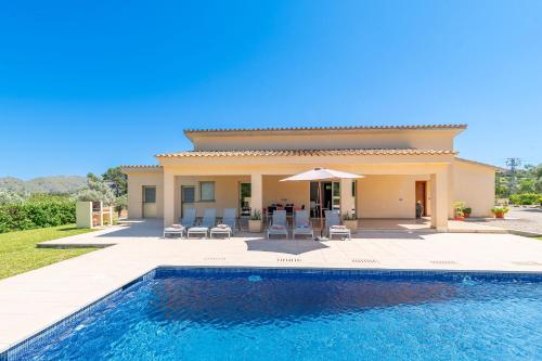 una villa con piscina frente a una casa en Villa Malagarba d'Enmig by Sealand Villas, en Pollensa