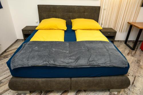 Cama o camas de una habitación en Plaza Cafe & Bar