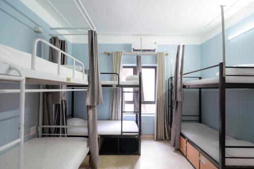 Katil atau katil-katil dalam bilik di Ha Long Fancy Hostel with Vegetarian and Vegan Restaurant