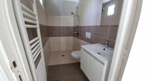 une petite salle de bain avec toilettes et lavabo dans l'établissement Studio Le Lavandou, au Lavandou