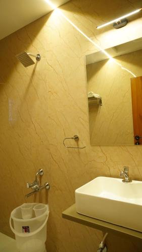 Koupelna v ubytování Hotel Ganpati Palace Shirdi Newly Renovated