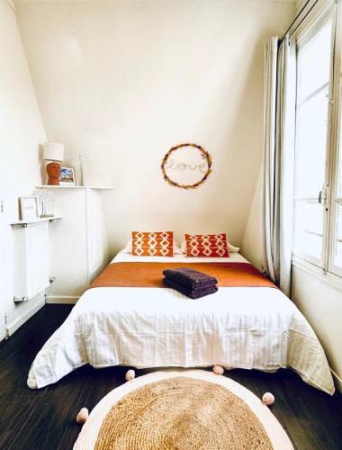 une chambre avec un lit et une fenêtre dans l'établissement Cosy Place entre l'Arc de Triomphe et les Champs-Élysées, à Paris
