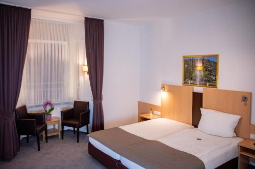 Postel nebo postele na pokoji v ubytování Hotel zum Anker