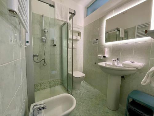Koupelna v ubytování B City Hotel