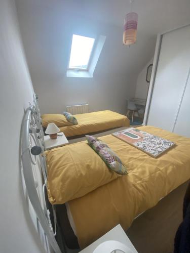 deux lits jumeaux dans une chambre avec fenêtre dans l'établissement appartement Dinan, à Dinan