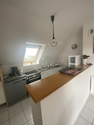 une cuisine avec un évier et un plan de travail dans l'établissement appartement Dinan, à Dinan