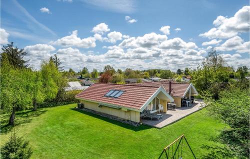 an aerial view of a house with a yard at Holiday Home Gøgevej Dronningmølle Xi in Dronningmølle