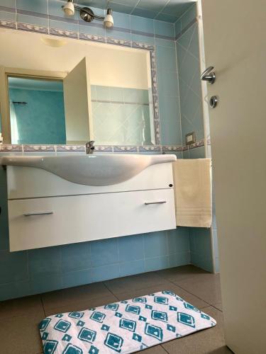 a bathroom with a sink and a mirror at I Portici Affittacamere in Valmontone