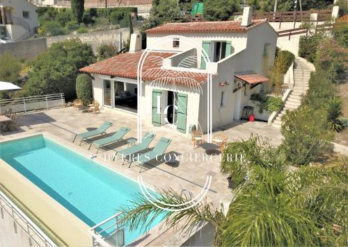 une image d'une villa avec piscine dans l'établissement Villa Mont des Oiseaux Piscine Chauffée Clim Vue Mer By HC, à Hyères