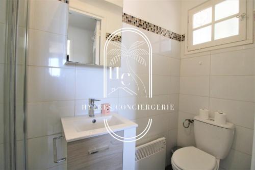 une salle de bain avec toilettes, lavabo et miroir dans l'établissement Villa Mont des Oiseaux Piscine Chauffée Clim Vue Mer By HC, à Hyères