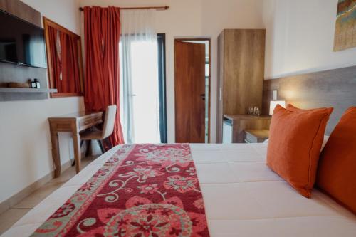 a hotel room with a bed and a desk at Luna de Cafayate Hotel Boutique in Cafayate