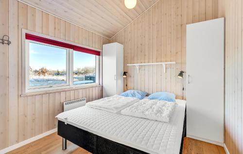 Katil atau katil-katil dalam bilik di Three-Bedroom Holiday Home With A Fireplace In Ejstrupholm