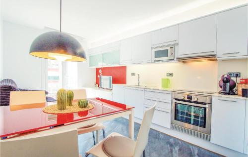 Kuchyň nebo kuchyňský kout v ubytování 2 Bedroom Cozy Apartment In Blanes