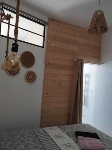- une chambre avec un lit, une fenêtre et une lampe dans l'établissement Rez de chaussée Gambetta, à Roanne