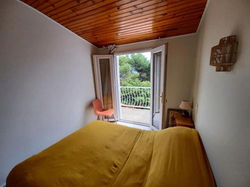 une chambre avec un grand lit et une fenêtre dans l'établissement Villa 8 pers, 4 ch, jardin, clim 200m de la plage, à Saint Pierre La Mer