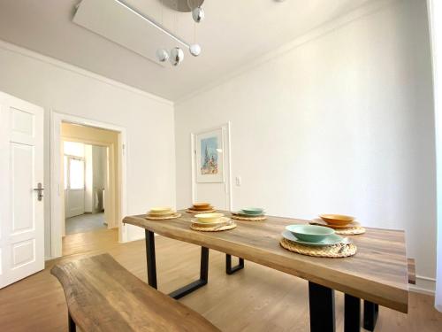 una sala da pranzo con tavolo in legno e ciotole di Quiet & Park View - Ulm Mitte a Ulma