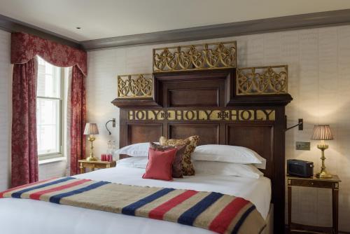 um quarto com uma cama grande e uma cabeceira em madeira em The Zetter Marylebone em Londres