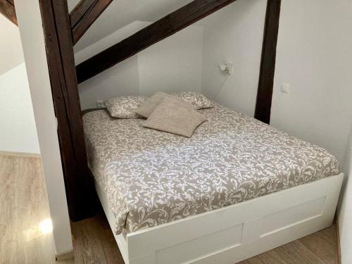 ブラチスラヴァにあるVIP Apartment in Old Town with free parkingの木製のベッドフレームが備わるドミトリールームのベッド1台分です。