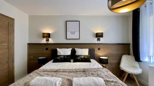 une chambre avec un grand lit avec deux oreillers dans l'établissement Homency - Résidence Fermes de l'Alpe A003, à L'Alpe-d'Huez