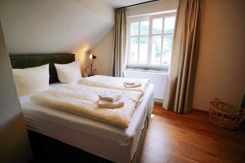 een slaapkamer met een bed met handdoeken erop bij Winzerhaus am Kardinalsberg in Bernkastel-Kues