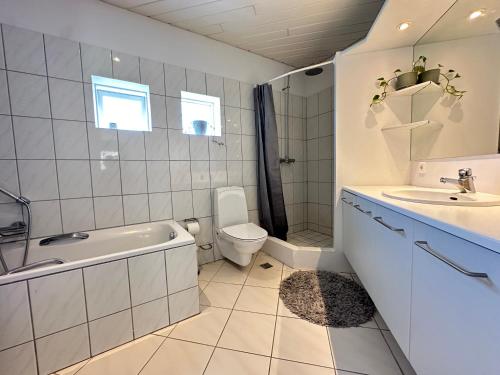 Ένα μπάνιο στο House is Aflagrandi - West side of Reykjavik - Birta Rentals