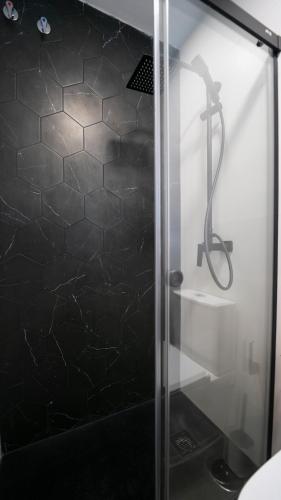 Bilik mandi di H&H Suite Oasis Granada